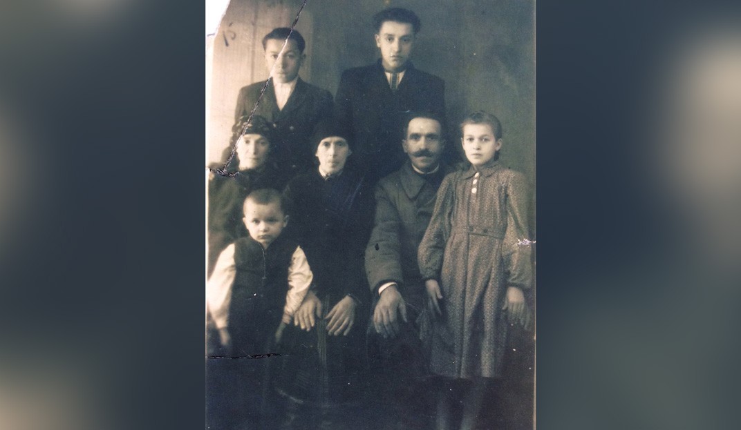 Первый ряд слева — Василий Калин. Второй ряд, слева направо: мама Анастасия Федоровна (1899 г.р.), бабушка Екатерина Филипповна (1877), отец Михаил Иванович (1892), сестра Мария (1940). Верхний ряд: Иван Калин, брат (1937), Федор Калин, брат (1932)